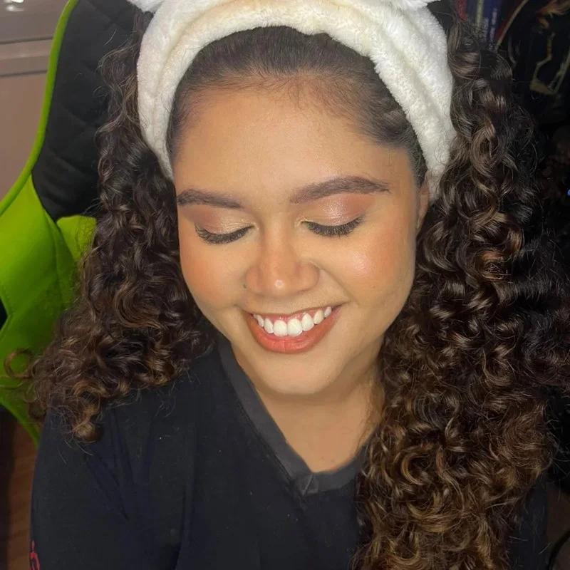 Maquiagem suave com acabamento luminoso
