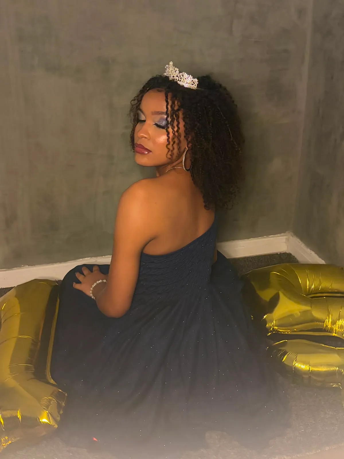 Maquiagem de debutante com tiara, vestido preto e make esfumada