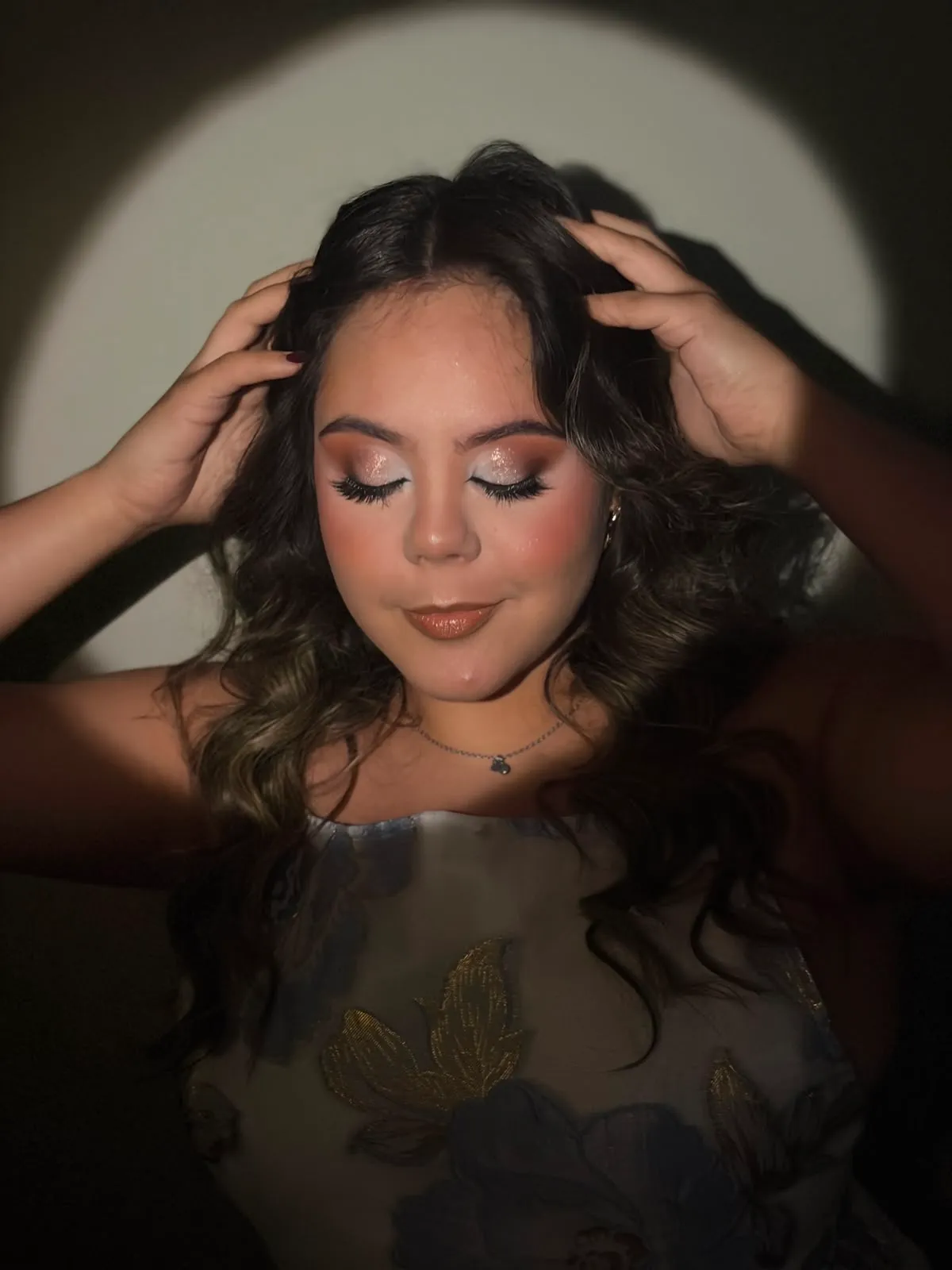 Maquiagem de festa com esfumado cobreado e efeito glitter no olhar