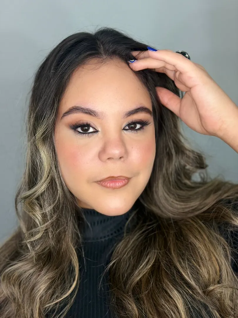 Maquiagem social marcante realçando o olhar