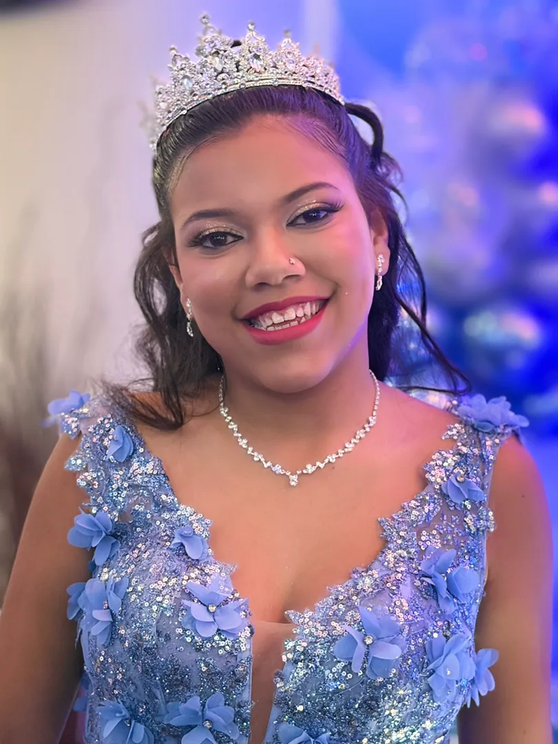 Maquiagem de festa de 15 anos realçando o olhar